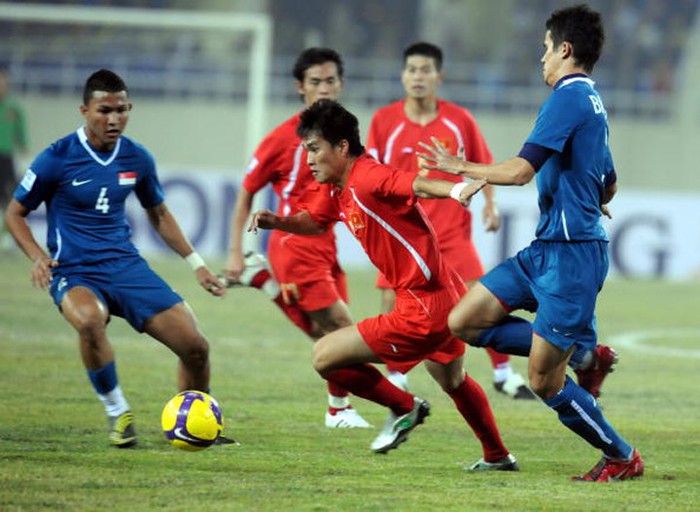 Công Vinh cố đi bóng qua hậu vệ Singapore.